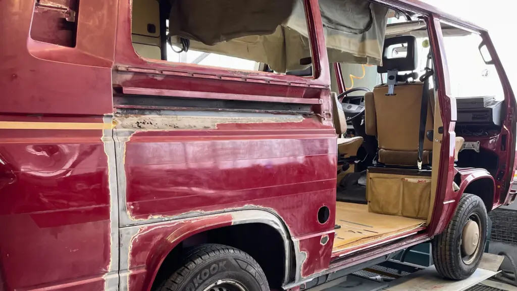 Rostschäden und Karosseriearbeiten an einem VW Bus bei AM Karosseriebau