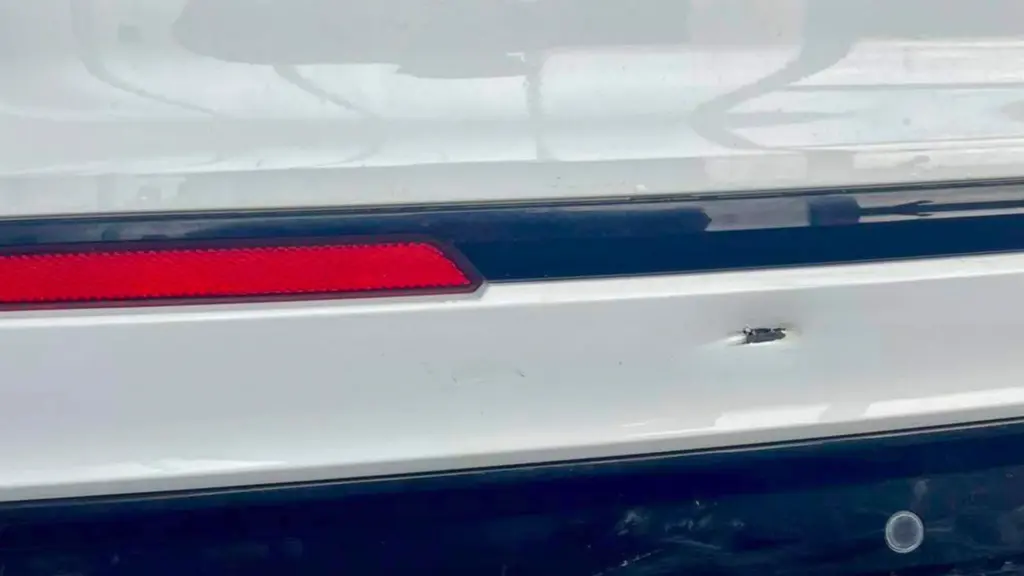 Kleiner Lackschaden an einer Stoßstange vor der Smart Repair Reparatur