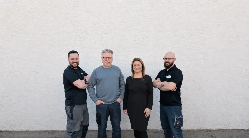 Team von AM Karosseriebau vor der Werkstatt in Höchstadt an der Aisch