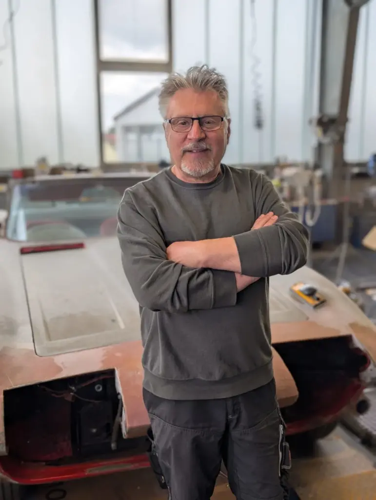 Marinko Antunovic in der Werkstatt von AM Karosseriebau vor einem Restaurationsfahrzeug